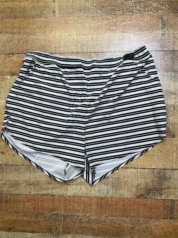Men's Pants with Antimicrobial TreatmentBlack & White Athletic Shorts Torrid, Size 4x